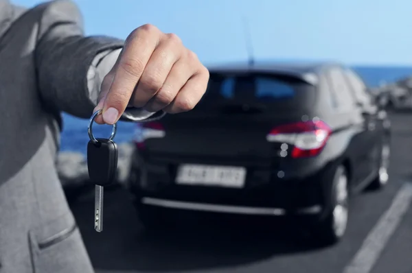 Man offering a car key to the observer — Stock Photo, Image