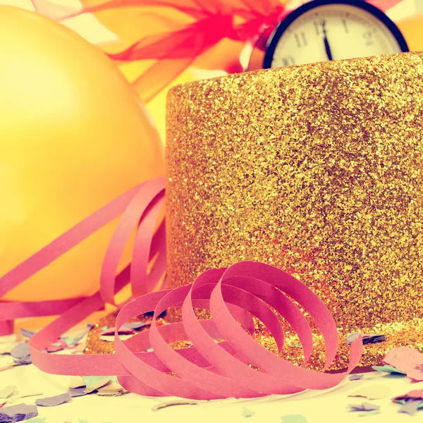 Balonlar, silindir şapka, flamalar ve yeni yıl bölümü için konfeti — Stok fotoğraf