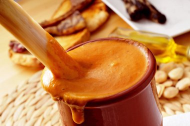 Mangalda calcot, tatlı soğan romesco sos tipik o daldırma