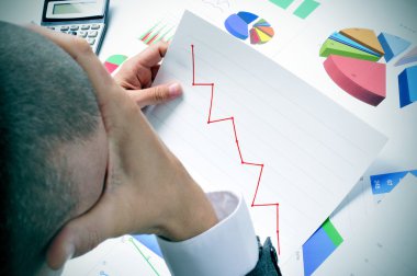 bir düşme eğilimi olan bir grafik gözlemleyerek işadamı
