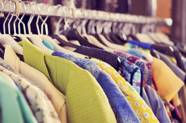 Ubrania wiszące w szafie na pchlim targu — Zdjęcie stockowe
