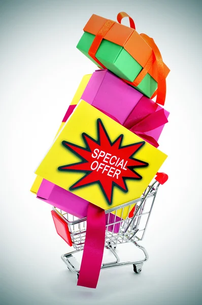 Boxes and signboard with the text special offer in a shopping cart — Stock Photo, Image