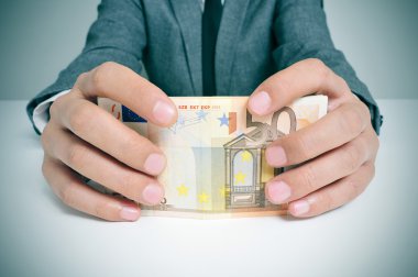 euro Bono ile takım elbiseli adam