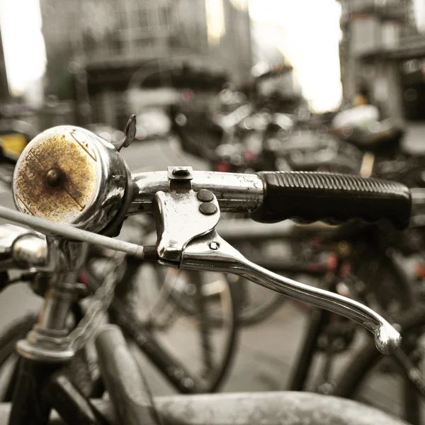 Bicicletas trancadas em uma rua de uma cidade — Fotografia de Stock