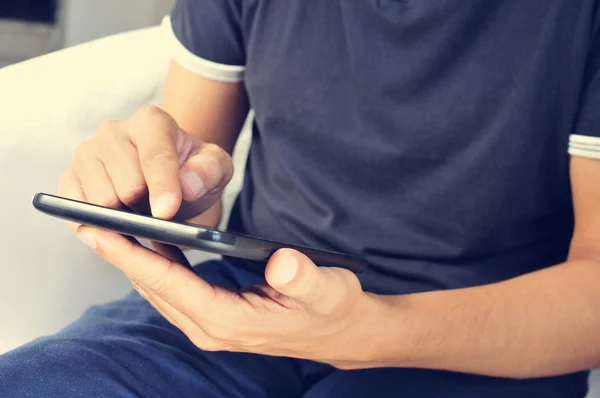 Jovem usando um computador tablet — Fotografia de Stock