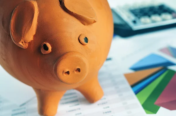 Piggy bank, charts and calculator — Stock Photo, Image