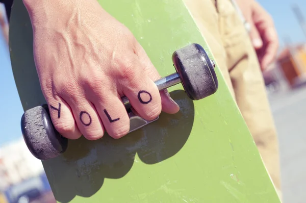 Joven con la palabra yolo, porque solo vives una vez, tatuado —  Fotos de Stock