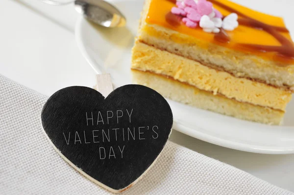 Fröhlicher Valentinstag in einer herzförmigen Kreidetafel und einem Stück — Stockfoto