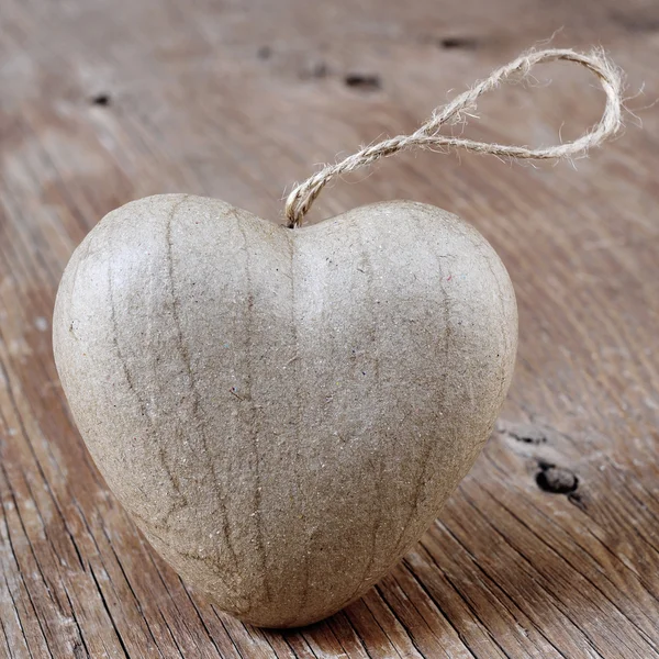 Corazón sobre una superficie de madera rústica — Foto de Stock