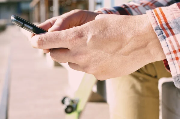 Fiatal ember használ egy smartphone a szabadban — Stock Fotó