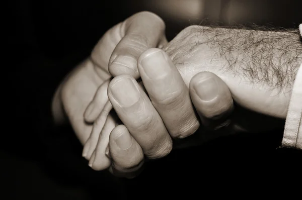 Νέος άνθρωπος που κρατά το χέρι του γέρου — Φωτογραφία Αρχείου