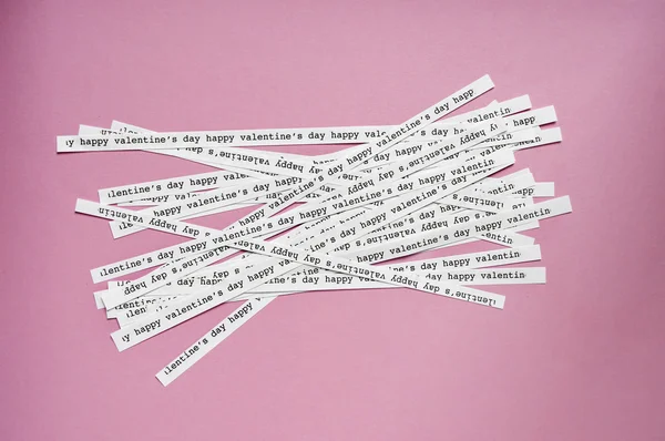 Papier stroken met de tekst happy Valentijnsdag — Stockfoto