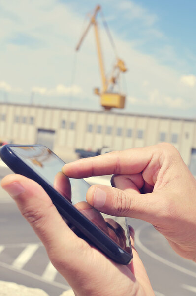 человек с планшетом в индустриальном парке
