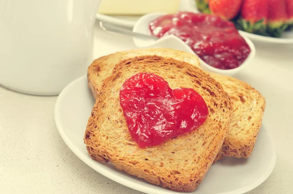 Marmeladenherz auf Toast — Stockfoto