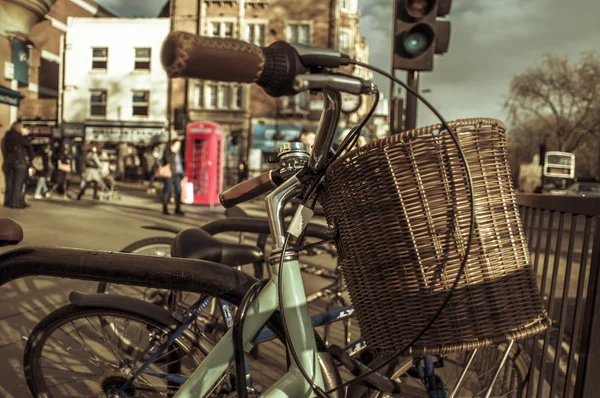 Bicicletas encerradas en un rack en Londres, Reino Unido — Foto de Stock