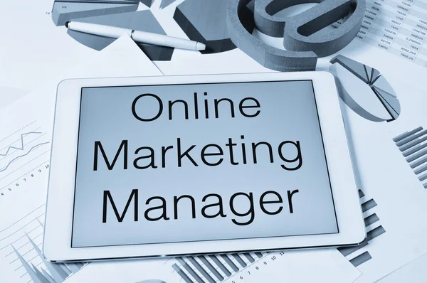 Text online marketing manager på skärmen av en tablett — Stockfoto