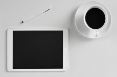 tablet bilgisayar ve kahve bir ofis masasında