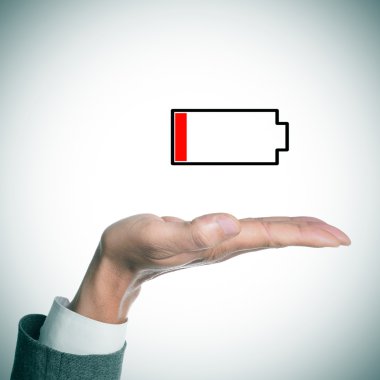 Düşük pil simgesi olan işadamı el