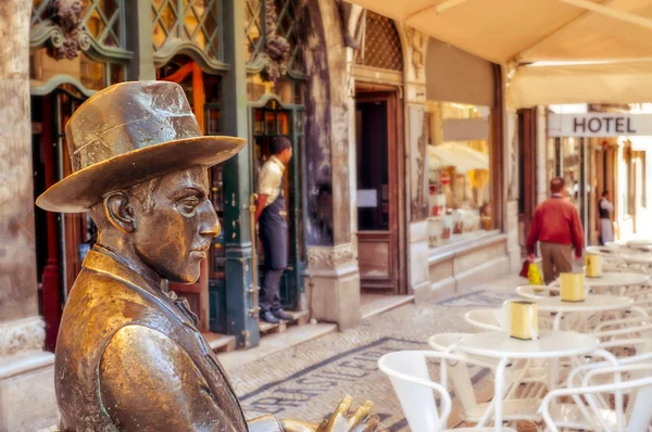 Estatua de Fernando Pessoa fuera del Café A Brasileira —  Fotos de Stock