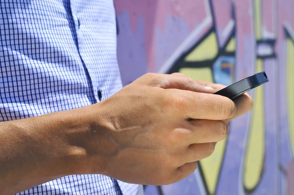 Junger Mann mit Smartphone — Stockfoto