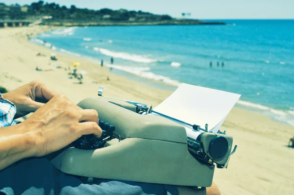 Hombre joven escribiendo a máquina en la playa —  Fotos de Stock