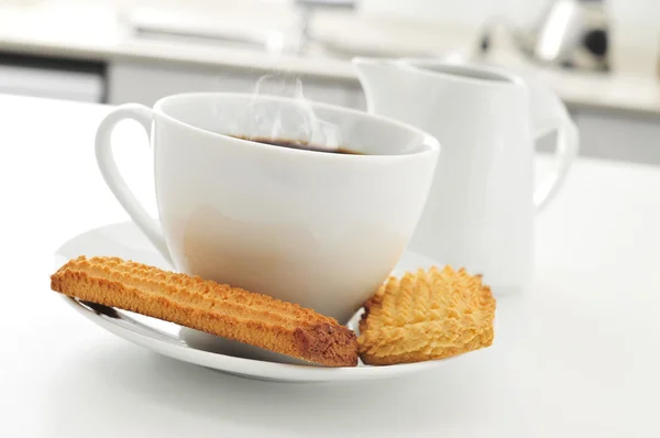 Café e biscoitos na mesa da cozinha — Fotografia de Stock