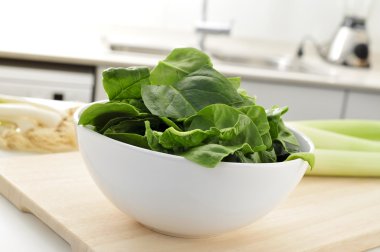 Çiğ ıspanak yaprakları bir mutfak