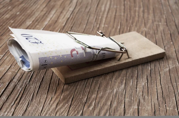 Pound sterling bills in a mousetrap — Stock Photo, Image