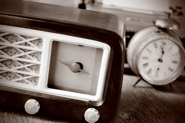 Antique radio, alarm clock and typewriter — Stock Photo, Image