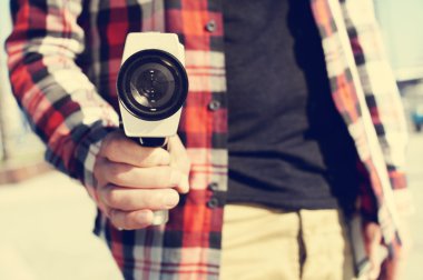 Super 8 kamera olarak gözlemci işaret eden adam