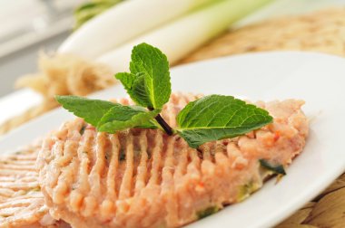 Çiğ tavuk ve sebze Burger