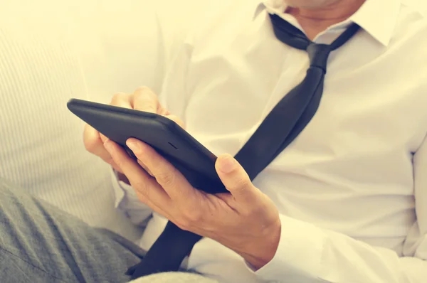 Jovem relaxado usando um tablet — Fotografia de Stock