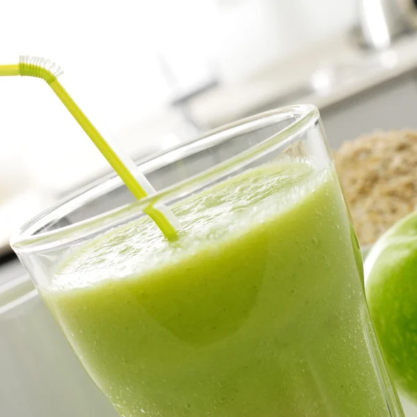 Frischer grüner Smoothie — Stockfoto