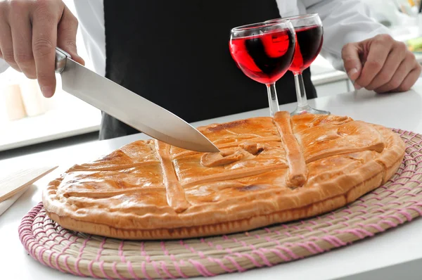 Cook és empanada gallega, a sós töltött sütemény — Stock Fotó