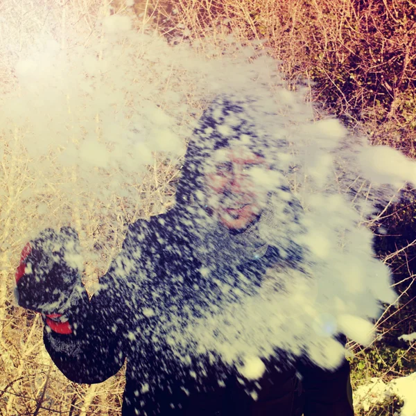 Człowiek, rzucanie Śnieżki do obserwatora — Zdjęcie stockowe