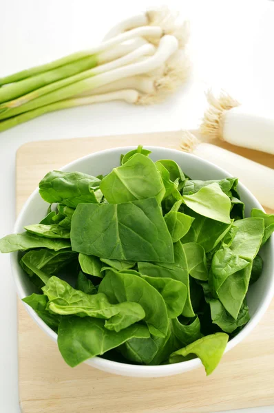 Spinaci crudi, porri e aglio verde — Foto Stock