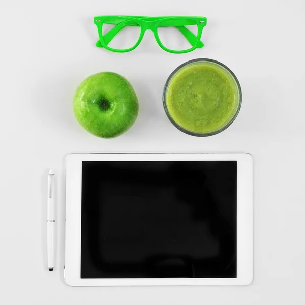 Oculos, maçã, smoothie e tablet computador — Fotografia de Stock