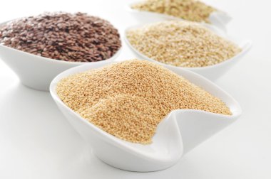 Mor, kahverengi keten, quinoa ve buğday tohumu