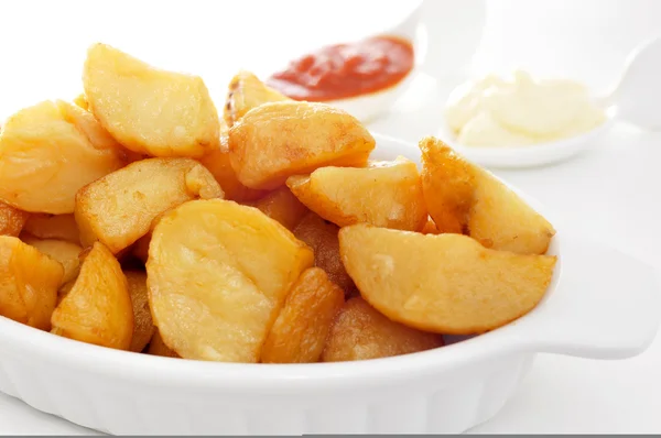 Batatas fritas com molho picante — Fotografia de Stock