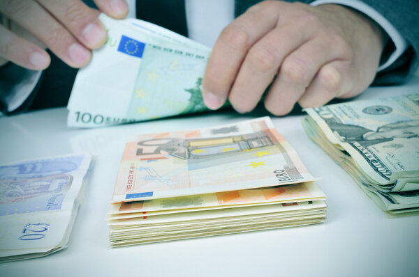 Человек, считающий банкноты
