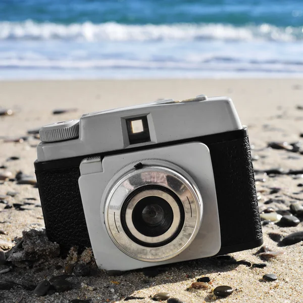 Oude camera op het strand — Stockfoto