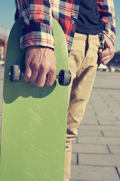 Jonge man met een skateboard — Stockfoto