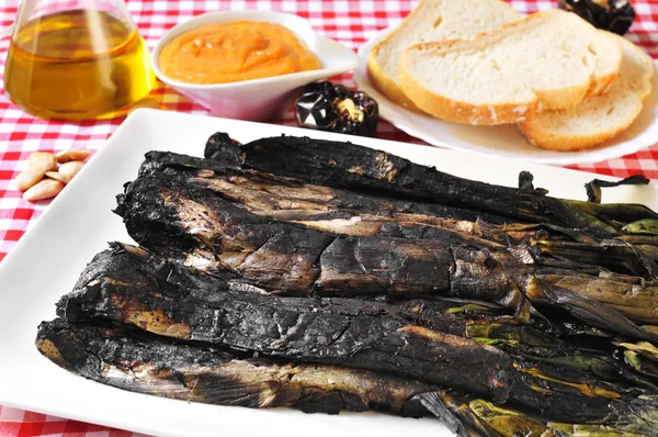 Barbecued calcots, sweet onions, and romesco sauce — Stock Photo, Image