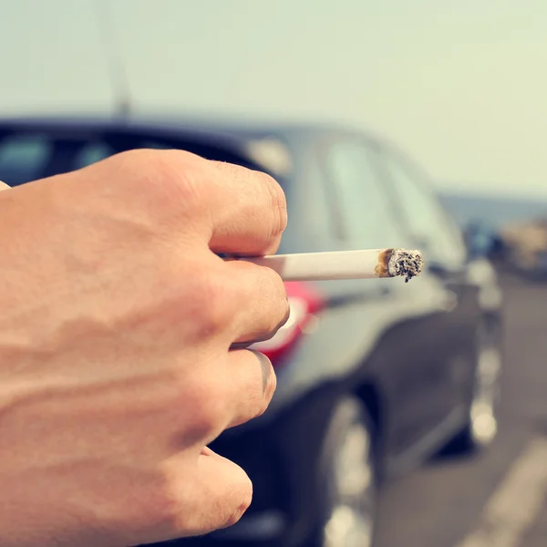 Hombre fumando en una carretera sin tráfico — Foto de Stock