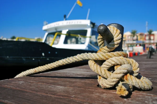 Boot mit Seil an Anlegeplatz gebunden — Stockfoto