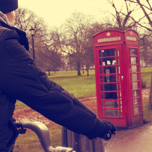Mann mit Fahrrad im Hyde Park in London, Vereinigtes Königreich — Stockfoto
