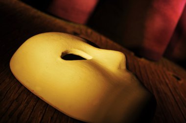 bir sahnede klasik tiyatro maskesi