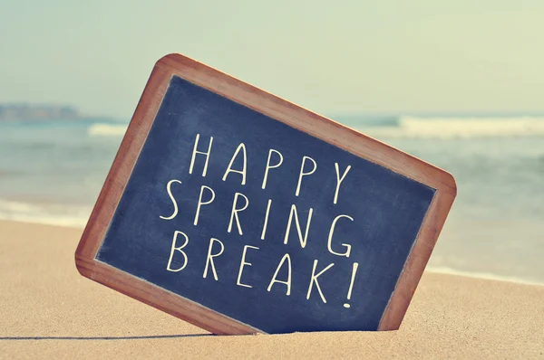 Felices vacaciones de primavera en una pizarra en la playa — Foto de Stock