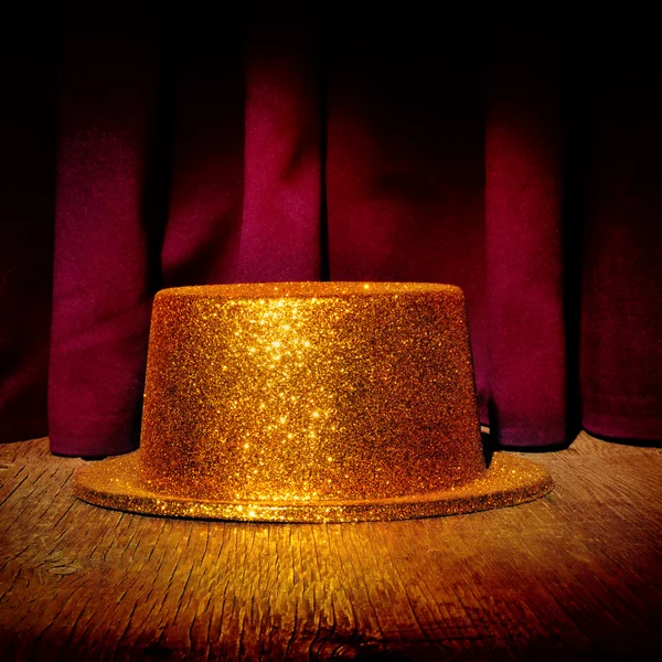 Golden top hat on a stage — Stock Photo, Image