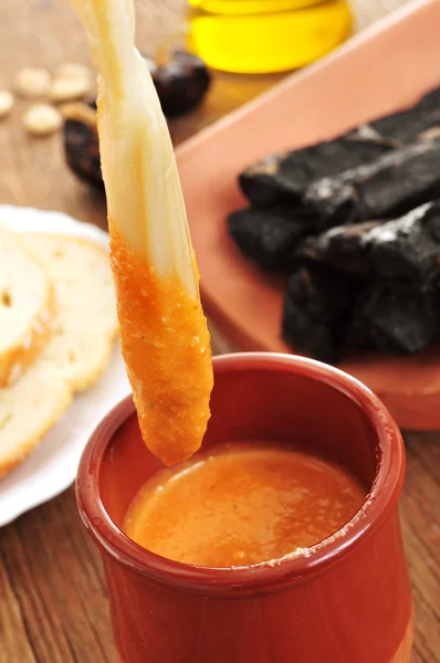 Barbecued calcots, sweet onions, and romesco sauce — Stock Photo, Image